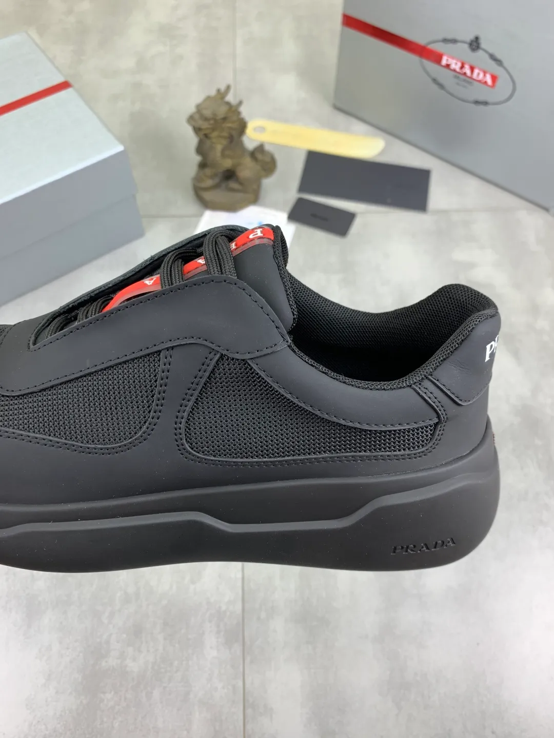 Men's shoes 💰P620 new (higher version) new PRADA (Prada) classic models are on the market at the same time, new men's shoes, 😘fabrics are selected from original imported calfskin. First layer of imported cowhide lining. The original version is awesome! 👍🏿Original open-molded non-slip PU outsole, with exquisite lines, simple and elegant, super comfortable and classy on foot, suitable for leisure travel. Code number: 38-45 (46 customized) 3️⃣ colors available